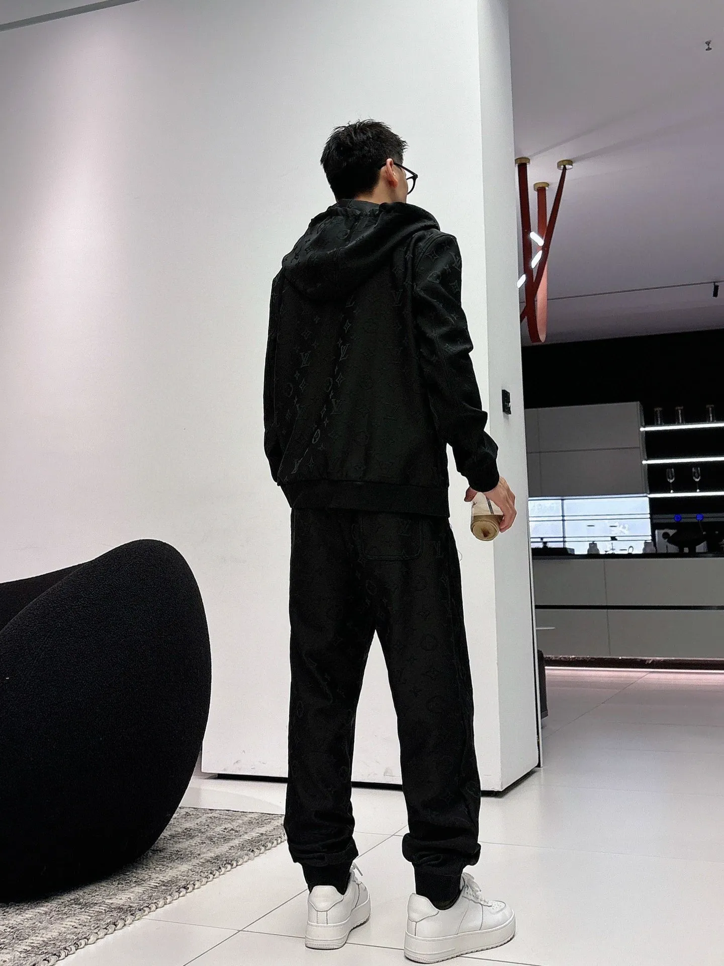 🅿️720 [LV Louis Vuitton] hot-selling suit is coming. Focus on the original version of the official website. 2025 new hot-selling cardigan and sweatshirt suit. The original order is the best. 🇭🇰The meticulous work of top designers. It has a fitting and perfect upper body effect. All-natural high-quality Tencel Roman cotton 100%, close-fitting comfort, noble and elegant! Original hardware embodies elegance and nobility! Counter size: M-3XL (maximum wear up to 190 pounds)